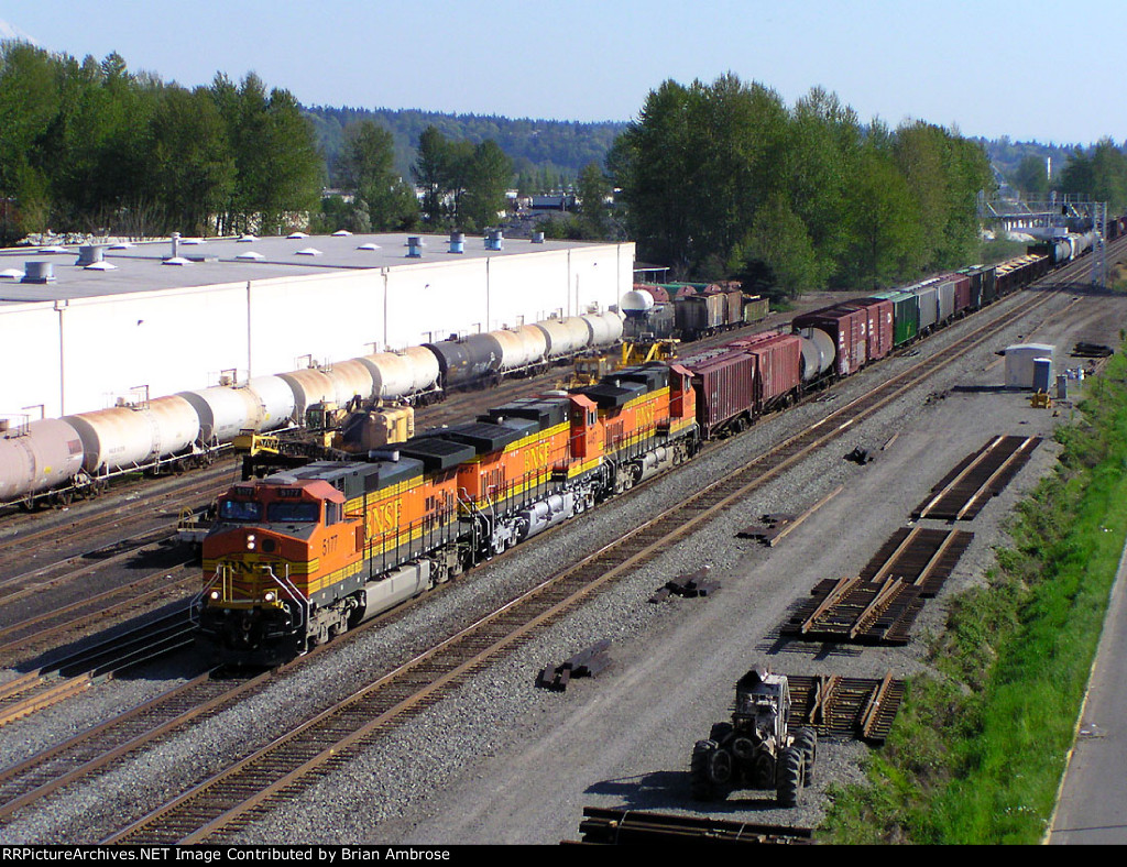 BNSF 5177 East  (north)